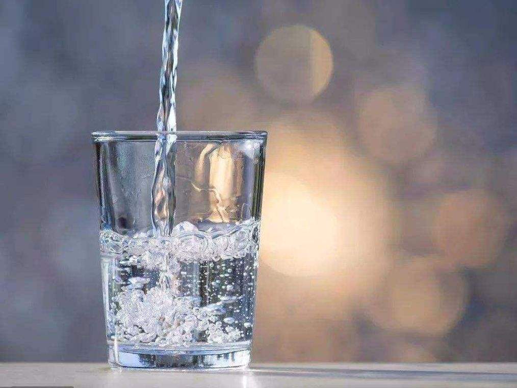 健身中補水你真的喝對了嗎？喝水還是運動飲料？